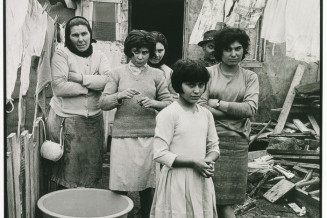Famille d’immigrés portugais dans une bidonville de la région parisienne (1964). 