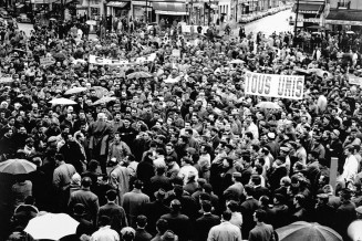 Gérald Bloncourt, Grève et manifestation à l’usine Renault de Boulogne-Billancourt, novembre 1964 © Musée national de l'histoire et des cultures de l'immigration