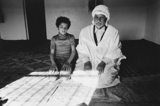 L’imam et son élève. Petite salle de prière située dans le sous-sol d’un immeuble de la cité de La paternelle, Marseille, 1980