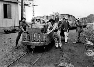 Guerre 1914-1918. Ouvriers chinois transportant des caisses de munition venues des États-unis dans une gare française. © Roger-Viollet