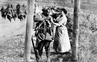 Guerre 1914-1918. Tirailleurs sénégalais montant au front © Roger-Viollet
