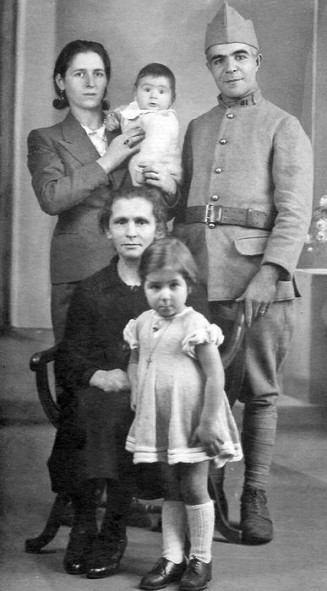 En 1939, André Aladinian dans les bras de sa mère, avec son père en uniforme de conscrit, et au premier plan, sa grand-mère et sa sœur aînée © Collection particulière André Aladinian. Droits réservés