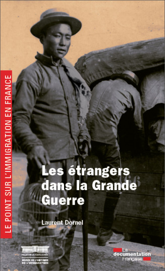 Couverture Le Point Sur : Les étrangers dans la Grande Guerre de Laurent Dornel