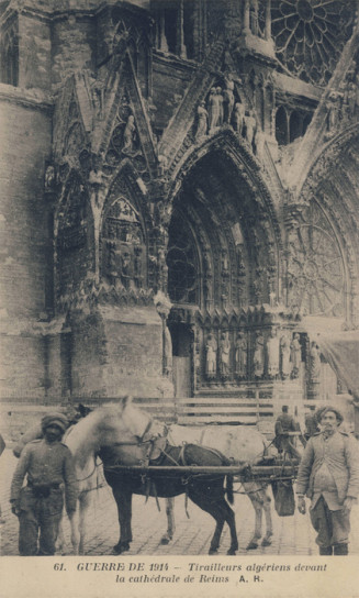 Tirailleurs algériens devant la cathédrale de Reims. 1914-1918. A.R. Collection Association Génériques 