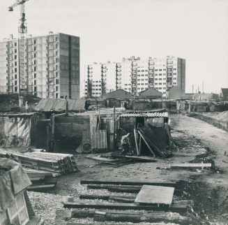 Nanterre, le bidonville des Pâquerettes en cours de démolition. À l’arrière-plan, la construction de la Cité des Canibouts (entre 1959 et 1961) © H. Guérard / Adoma