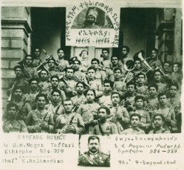 La fanfare arménienne du negus Täfäri et son directeur, Kévork Nalbandian : photomontage de 1930 (collection Bibliothèque Nubar de l'UGAB)