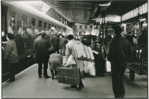 Voyageur portugais à l’arrivée du train Hendaye-Paris en gare d’Austerlitz , Paris 1966 © Gérald Bloncourt / Musée national de l'histoire et des cultures de l'immigration, CNHI 