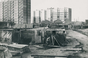 Nanterre, le bidonville des Pâquerettes en cours de démolition. À l’arrière-plan, la construction de la Cité des Canibouts (entre 1959 et 1961) © H. Guérard / Adoma