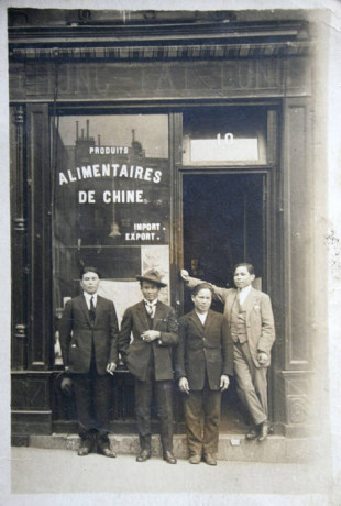 M. Chang-Yong Yung (à droite) posant devant le magasin de M. Chu Pa, Paris, années 20. © Collection particulière Monique Bordry, Atelier du bruit