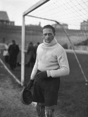 Rudi Hiden, gardien de but de l'équipe du Racing club de Paris, décembre 1938 © LAPI / Roger-Viollet