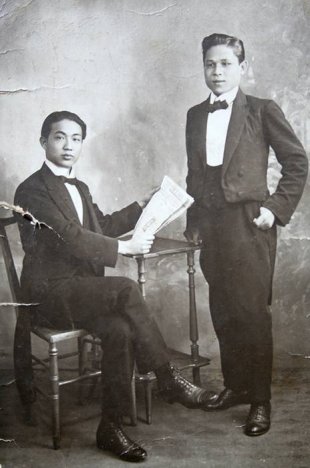 Le père de Monique, Chang-Yong Yung (à droite), commis au restaurant le Lotus, en 1921-22, avec l’un de ses collègues © Collection particulière Monique Bordry, Atelier du Bruit