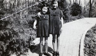 Monique et sa sœur, Viviane Yung, vers 1936-37 © Collection particulière Monique Bordry, Atelier du Bruit