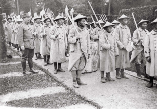 Ouvriers Tonkinois encadrés par des soldats français le 26 mai 1917
