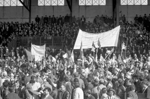 4 mars 1969, à Paris, le Benfica de Lisbonne rencontre l’Ajax d’Amsterdam en Coupe d’Europe de football. De nombreux travailleurs portugais viennent assister au match © Presse Sports - L'équipe