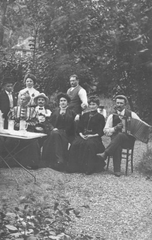 Une réunion dominicale des membres de l'association socialiste tchèque Rovnost au restaurant Brettschneider, à Chaville, en 1914. Carte Postale. © MHC-BDIC/Fonds Cinkl