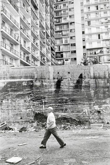 Marseille, Saint Mauront, immeuble du parc de Bellevue, côté rue Caravelle, 07/07/1992 © Photo : Jacques Windenberger. Musée national de l’histoire et des cultures de l’immigration