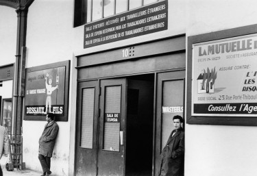 Paris, gare d'Austerlitz, 1965. Immigrés espagnols devant la salle d'attente réservée aux travailleurs étrangers