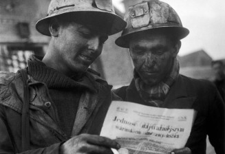 Des mineurs lisent un journal syndical édité en polonais, en 1950. En titre : « L’unité est la condition essentielle de notre victoire » © Eyedea/Willy RONIS/Rapho