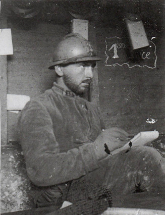 Simon Mondzain, engagé volontaire à partir de mai 1915, dans une tranchée, un carnet de dessins à la main © Coll. Marie-José Mondzan, Paris.