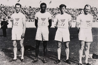 Londres 1908. John Taylor (États-Unis) et ses coéquipier du relais olympique Nate Cartmell, Mel Sheppard et William F.Hamilton