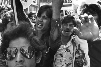 jeunes-bengalis-manifestant-a-brick-lane-apres-un-meurtre-raciste-1978-csyd-shelton.jpg
