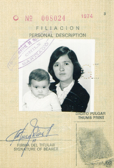 Page de passeport avec le portrait de Cristina Diaz Vergara et de sa fille