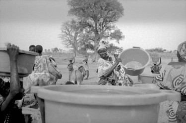 Mali, 1993. Village de Troula, près de Kayes. La pompe à eau a été financée par des travailleurs maliens vivant en Seine St-Denis © Patrick Zachmann/Magnum Photos/Musée national de l’histoire et des cultures de l’immigration