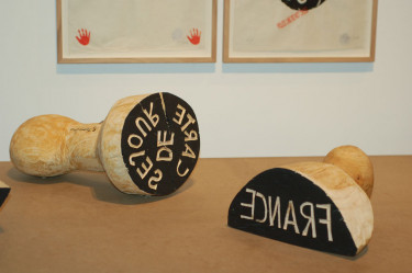 Barthélémy Toguo, Carte de séjour (tampon), 2010, Sculpture en bois, 24 x 46 x 26 cm. Musée national de l'histoire et des cultures de l'immigration.