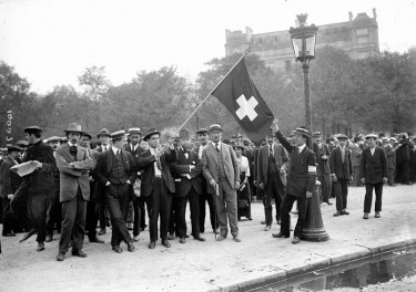 Guerre de 1914-1918. Volontaires suisses à Paris. Août 1914. © Maurice-Louis Branger / Roger-Viollet