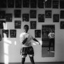 Photographie d'une salle de boxe avec deux femmes