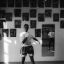Photographie d'une salle de boxe avec deux femmes