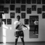 Photographie d'une salle de boxe avec deux femmes