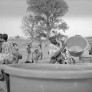 Mali, 1993. Village de Troula, près de Kayes. La pompe à eau a été financée par des travailleurs maliens vivant en Seine St-Denis © Patrick Zachmann/Magnum Photos/Musée national de l’histoire et des cultures de l’immigration
