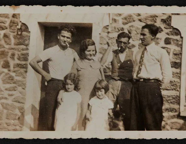La famille Bassakyros avec deux amis