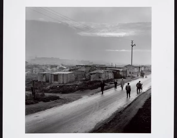 Jean Pottier, Bidonville de Nanterre (série), 1956, tirage gélatino-argentique sur papier. Collection du Musée national de l'histoire de l'immigration. 2006.234.1