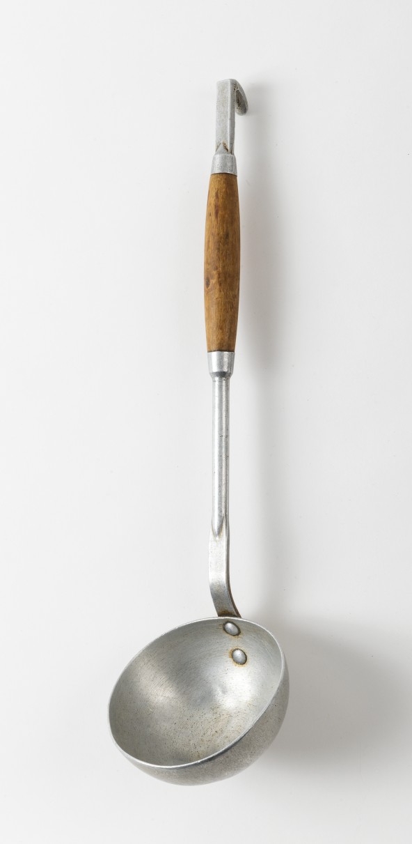 Louche faisant partie des ustensiles donnés "aux rapatriés d'Indochine" lorsqu'ils sont arrivés au centre de Noyant d'allier