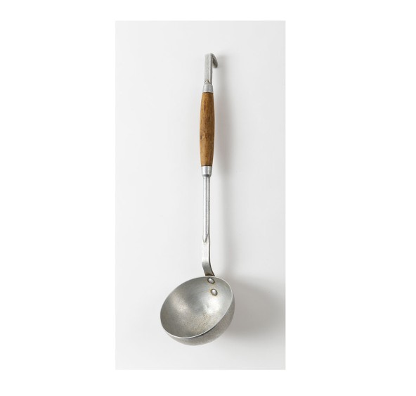 Louche faisant partie des ustensiles donnés "aux rapatriés d'Indochine" lorsqu'ils sont arrivés au centre de Noyant d'allier