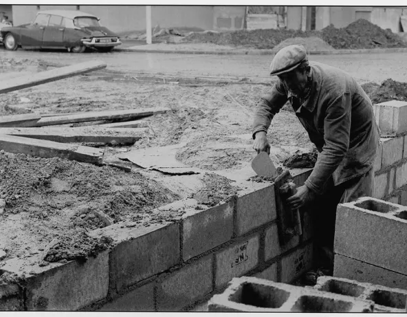 Immigrant construction worker, Paris region, 1965 © Gérald Bloncourt