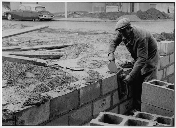 Ouvrier immigré travaillant dans le bâtiment en région parisienne, 1965 © Gérald Bloncourt, Musée national de l’histoire et des cultures de l’immigration, CNHI
