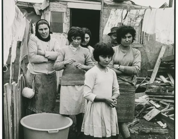 Famille d’immigrés portugais dans une bidonville de la région parisienne (1964). 