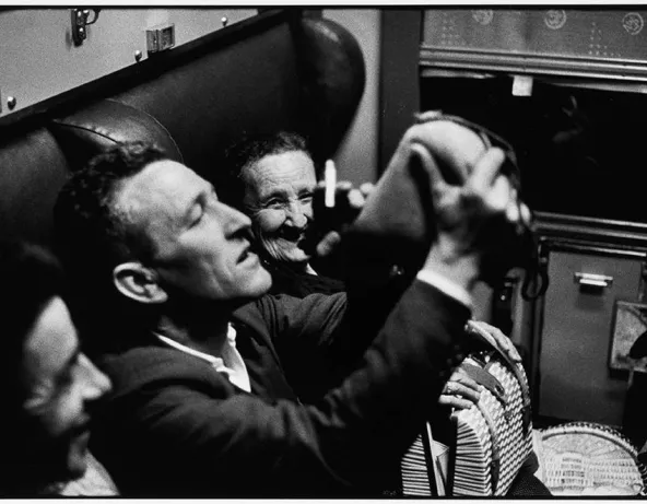 Flot d’immigrés qui arrivent du Portugal, transit à Hendaye, dans le train, 1965 © Gérald Bloncourt, Musée national de l’histoire et des cultures de l’immigration, CNHI.