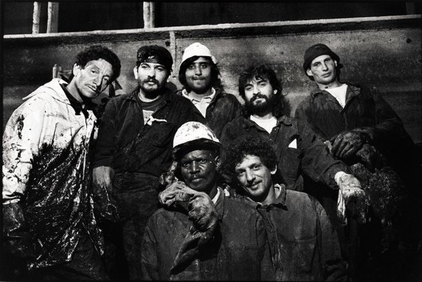 Marseille, bassin du port, équipe de nettoyage du groupe CMR dans les citernes d’un pétrolier, 27/04/1992