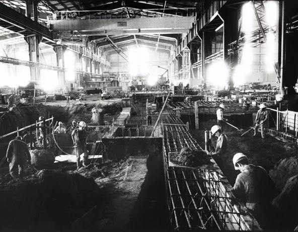 Fos-sur‐Mer, construction de la “nelle” d’épaillage de l’usine sidérurgique Ugines-Acier, 07/06/1973