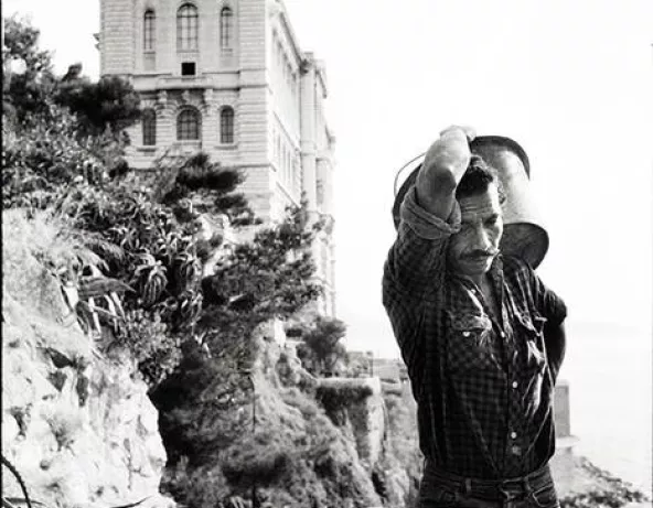 Monaco, réfection d’un chemin dans les jardins Saint Martin, travailleur algérien, 8/08/1984 © Photo : Jacques Windenberger. Musée national de l’histoire et des cultures de l’immigration