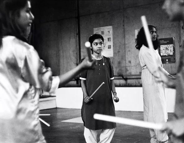Sarcelles, danse indienne de jeunes tamoules à la MJC, 04/06/1994 