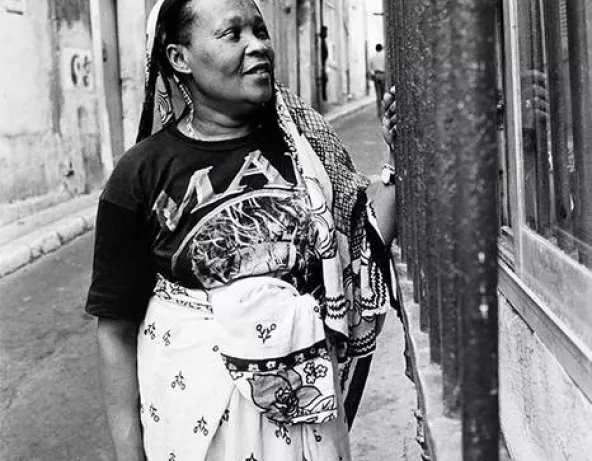 Marseille, Bonie, comorienne, quartier du Panier, en habit de fête pour le 14 juillet, 14/07/1992 © Photo : Jacques Windenberger. Musée national de l’histoire et des cultures de l’immigration