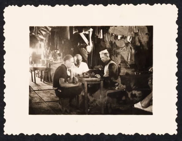 Scènes de vie au camp de Gurs, carnet de photographies du camp de Gurs, 1939. Photographies de Desvo Revaï dit Turaï © Musée national de l’histoire et des cultures de l’immigration