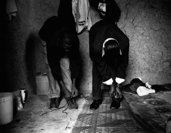 Odysée moderne. Voyage avec les migrants clandestins du Sahara à la Grande bleue, 2001-2004. Photographies de Sarah Caron