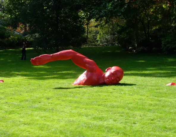 "…Dans le bonheur", 2009.  Sculpture en résine époxy