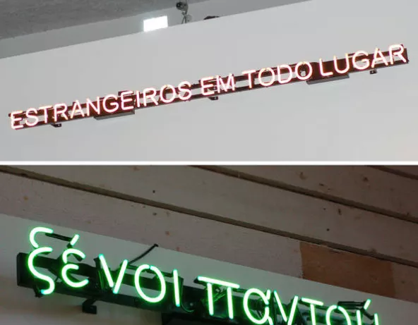 Foreigners Everywhere 2009, Néon (orange, inscription en portuguais), câbles, transformeur & cadre métallique 10x227x5cm. Musée national de l'histoire et des cultures de l'immigration.